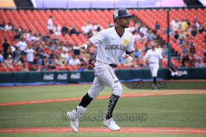 Randy Romero en su último cuadrangular como local en Guadalajara