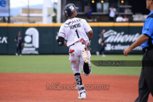 Randy Romero en su último cuadrangular como local en Guadalajara