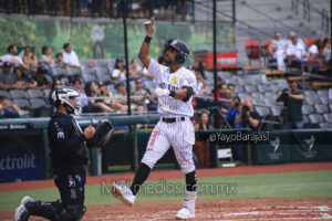 Randy Romero en su último cuadrangular como local en Guadalajara