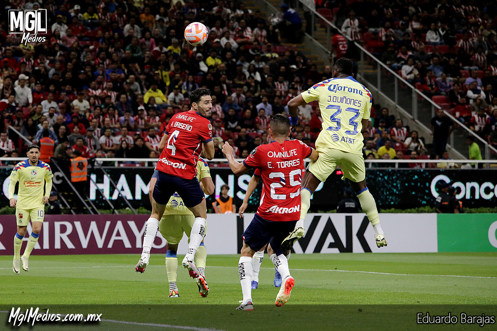 Penal señalado por el árbitro de Eduardo Torres a Julián Quiñones