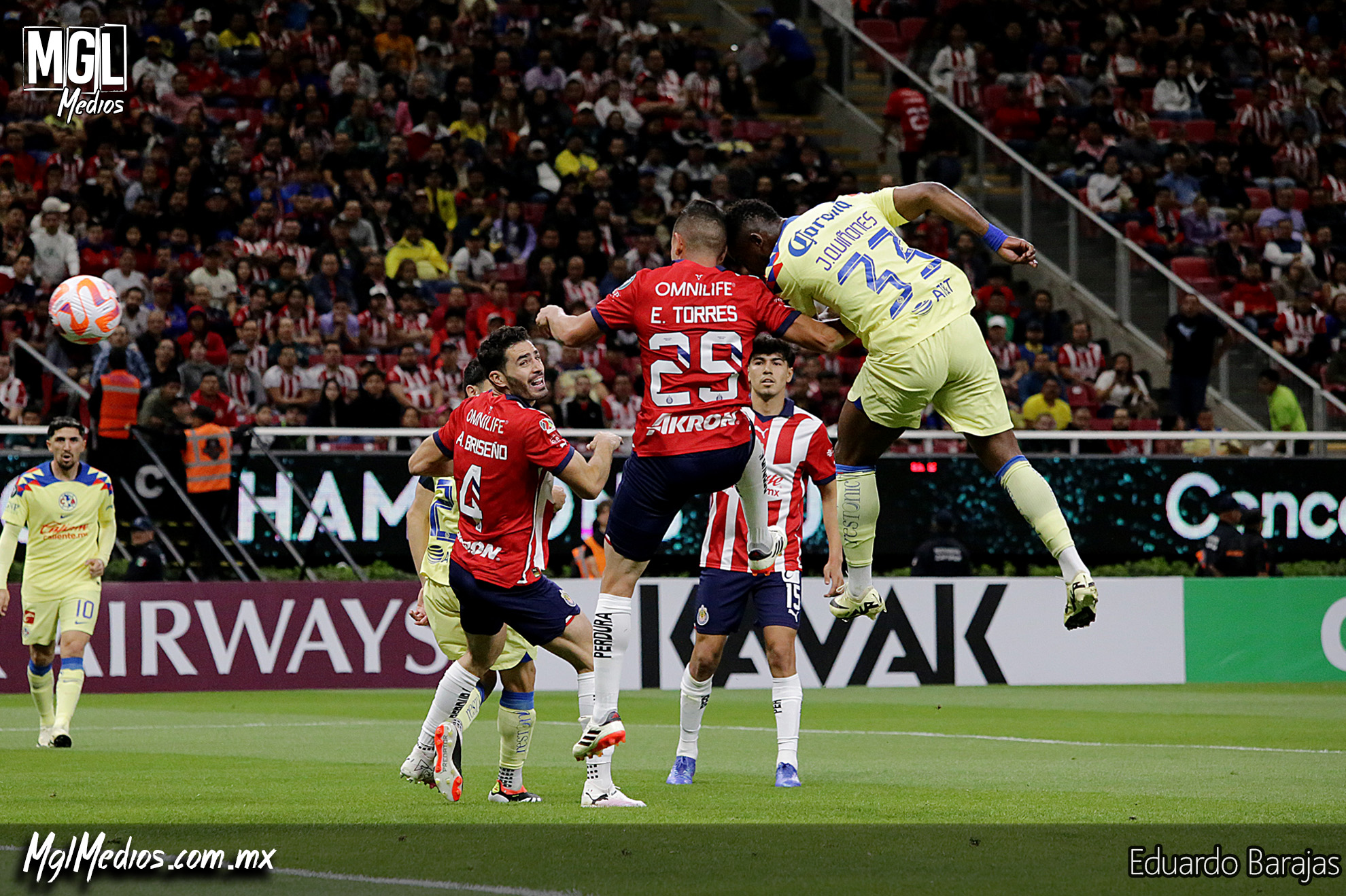 Penal señalado por el árbitro de Eduardo Torres a Julián Quiñones