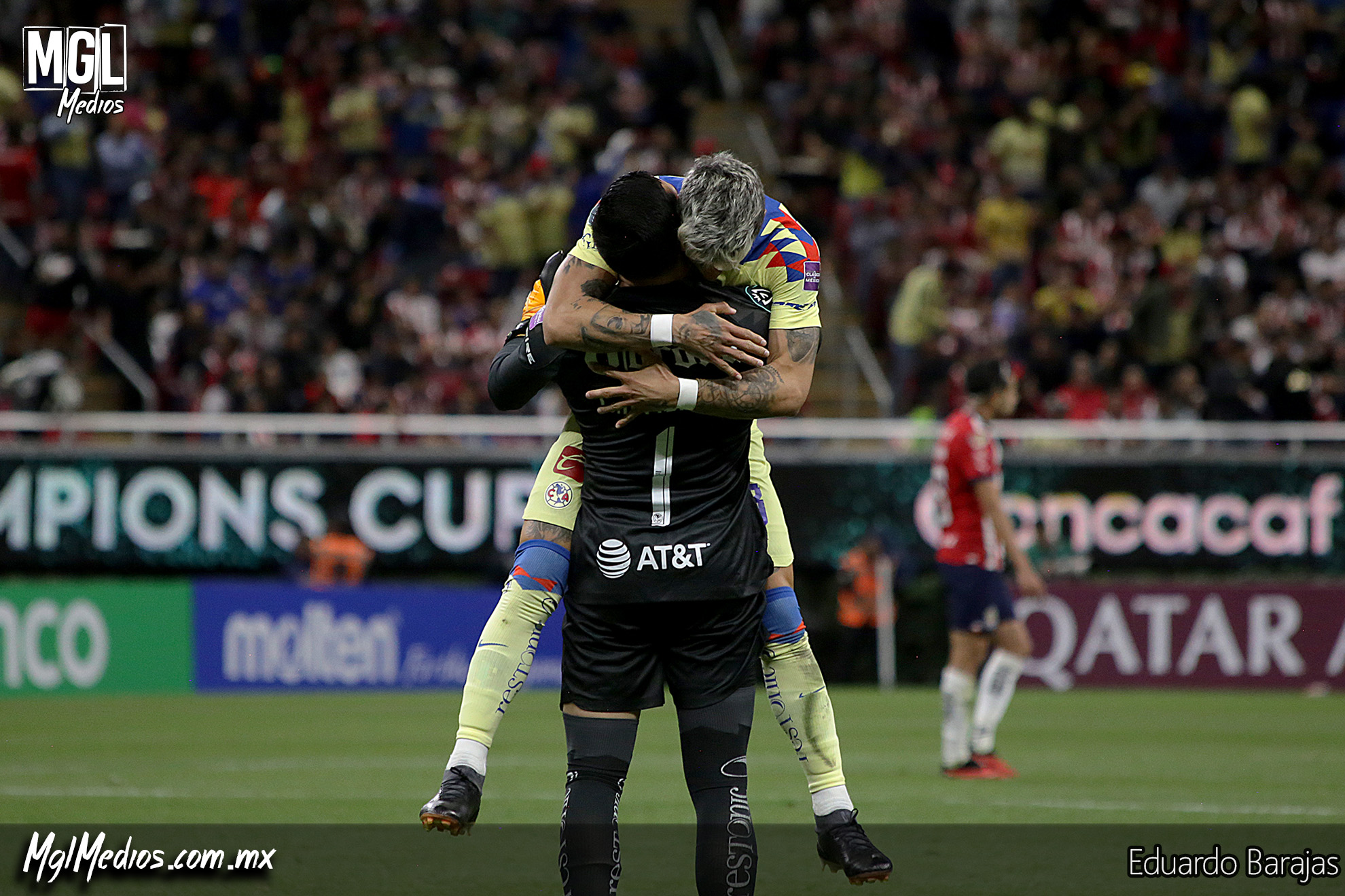Festejo de Gol de Calderón y Malagón