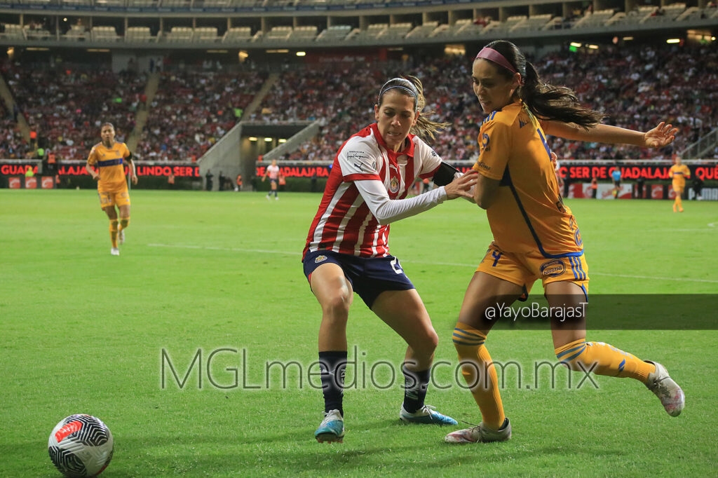 Alicia Cervantes disputa el balón