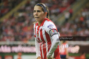 ALicia Cervantes reclama a la árbitro auxiliar