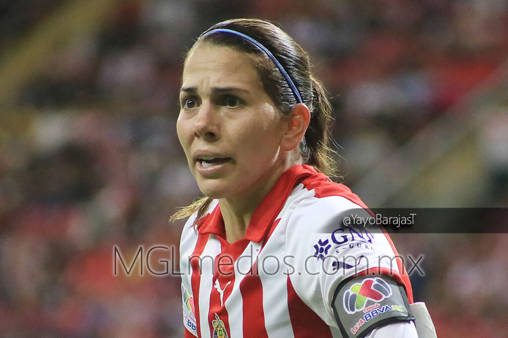 ALicia Cervantes reclama a la árbitro auxiliar