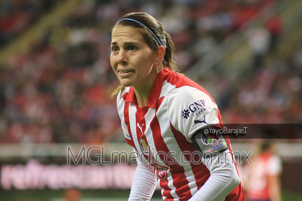 Licha Cervantes reclama a la árbitro auxiliar