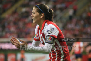 ALicia Cervantes reclama a la árbitro auxiliar