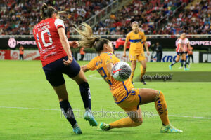 Adriana Iturbide disputa el balon